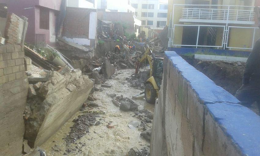 Por precaución destruyen vivienda al borde de torrentera el Chullo