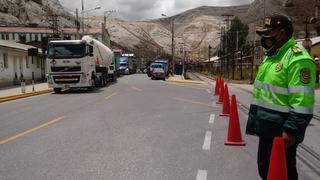 Policía contiene pase de vehículos  en principales ingresos a regiones en La Oroya (VIDEO)