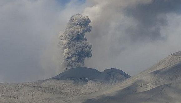 Volcán Sabancaya sigue registrando explosiones como parte de su proceso eruptivo