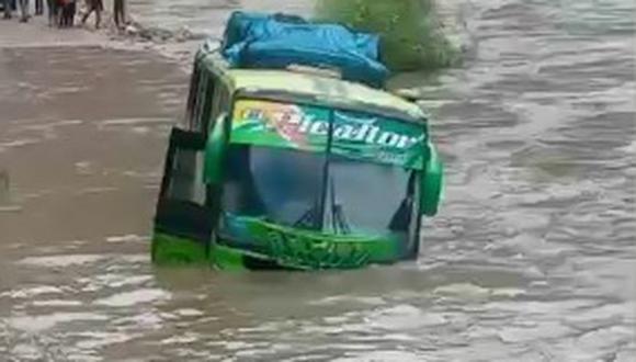 Según se informó, el conductor intentó seguir avanzando cuando el río se desbordó, precisamente en la zona puente Cumarú en la provincia de Pataz.
