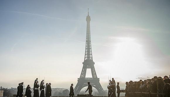 ​Embellecen la Torre Eiffel por ser el atractivo turístico más visitado de París