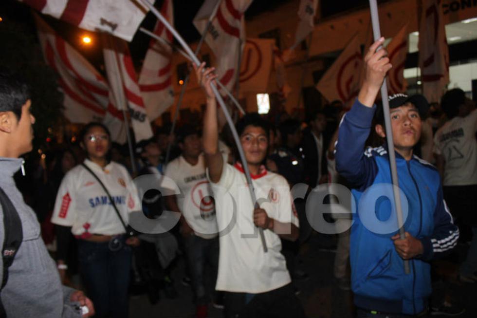 Hinchas cremas "toman"  centro de Huancayo (VIDEO)