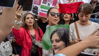 Autoridades de Irán revisan la ley del velo obligatorio tras violentas protestas