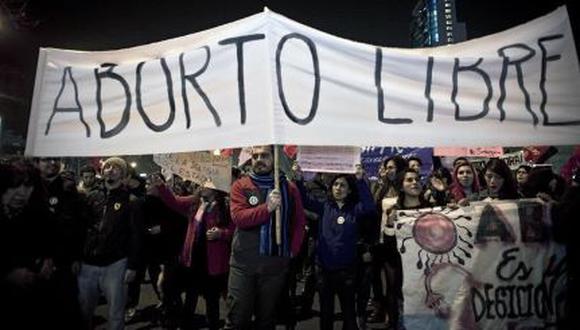 Matronas chilenas piden a Bachelet despenalizar el aborto
