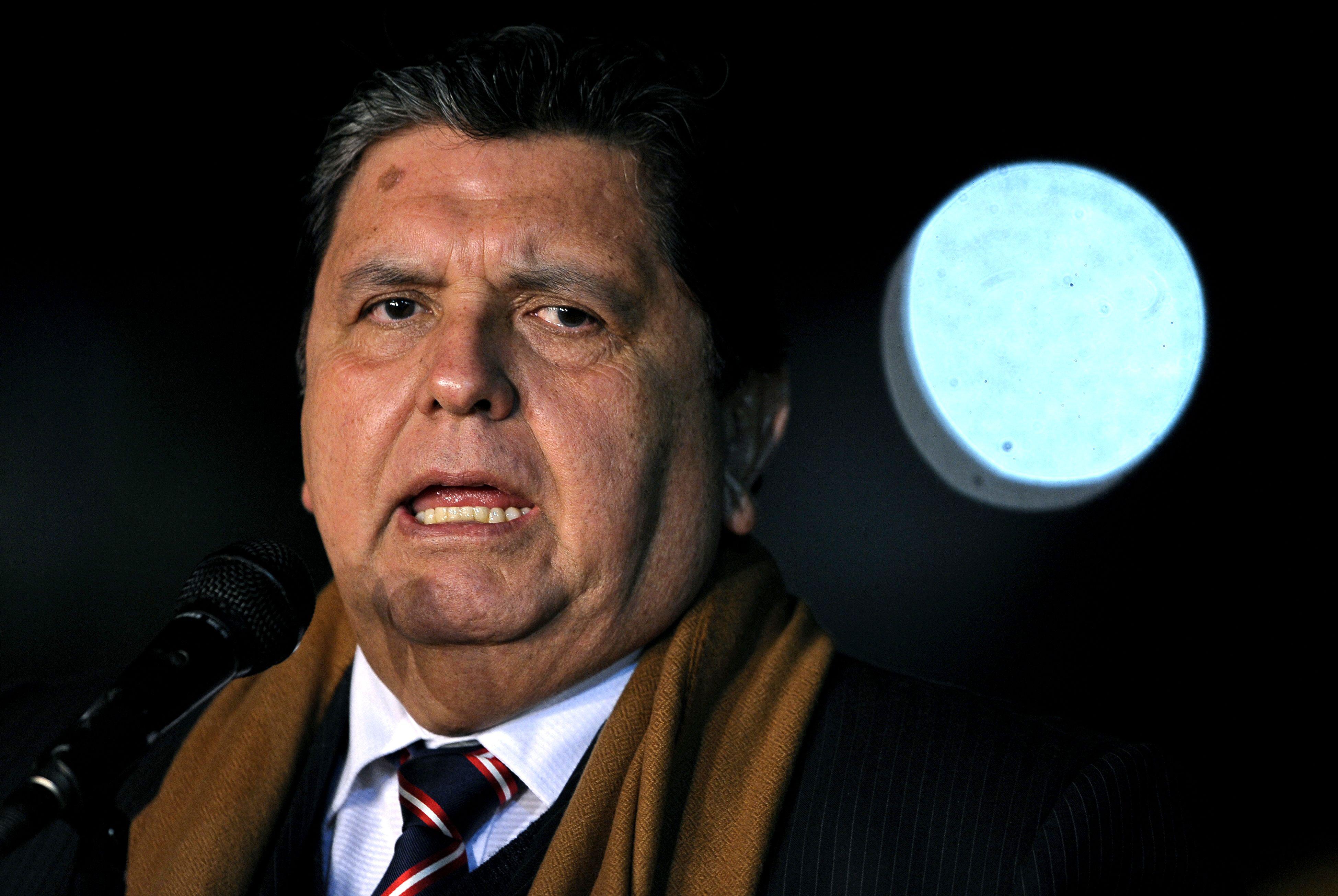 (FILES) In this file photo taken on September 30, 2010 Peruvian President Alan Garcia gestures as he speaks upon his arrival at the military airport in Buenos Aires. Alan Garcia shot himself on April 17, 2019 upon being arrested and was rushed to hospital, his lawyer said.  / AFP / Alejandro PAGNI
