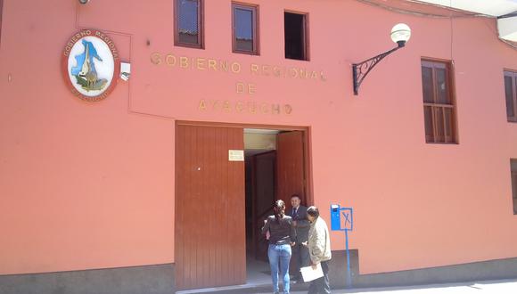 Trabajadores hacinados en sede del Gobierno Regional de Ayacucho