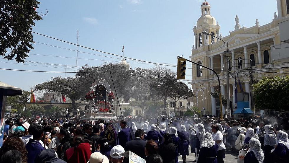 Fieles acompañan al Señor de los Milagros en procesión por calles de Chiclayo (FOTOS)