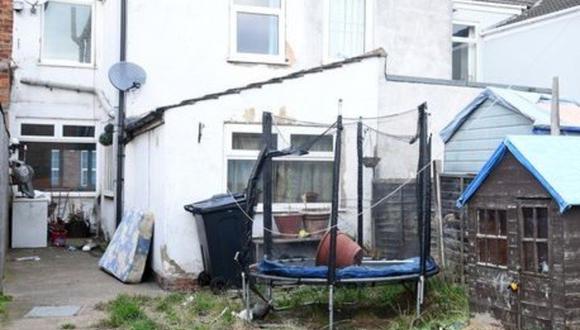 John Goodhand y Laura Blackham descubrieron que su vivienda era una "catástrofe" luego de dejar a sus amigos mientras vacacionaban. (Foto: Grimsby Telegraph)
