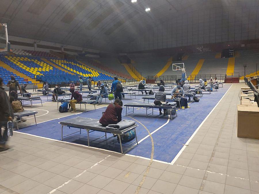 En coliseo hacen cuarentena los 44 peruanos intervenidos en la frontera