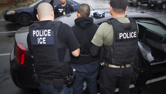 Según las autoridades, un 60% de los migrantes que llegaron a Estados Unidos -103.900 personas- fueron expulsados. De ellos, 28% eran migrantes que ya habían sido deportados del país. (Foto: CHARLES REED / ICE / AFP)