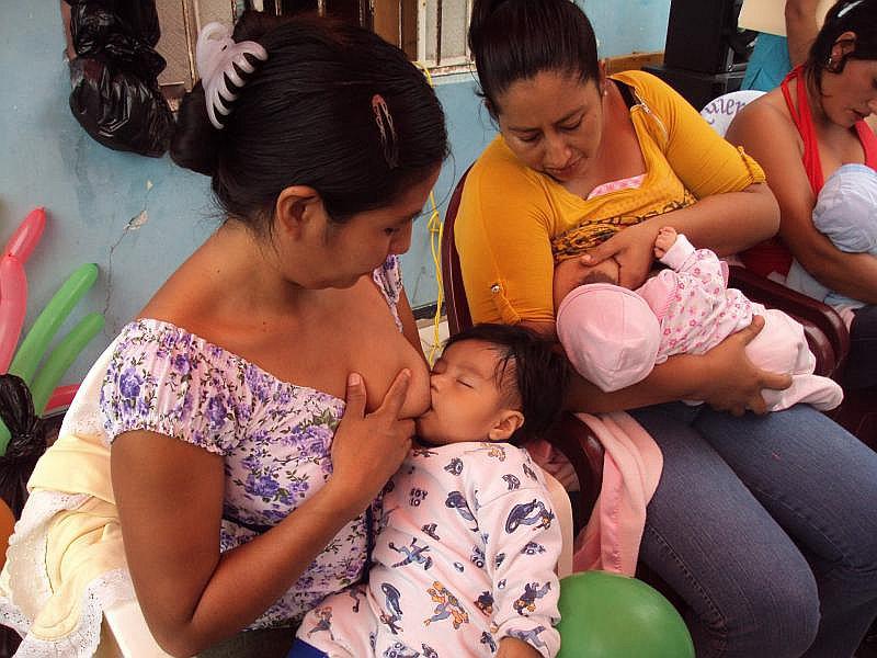 ​Pediatra explica cómo dar de lactar a un bebé y evitar atragantamientos