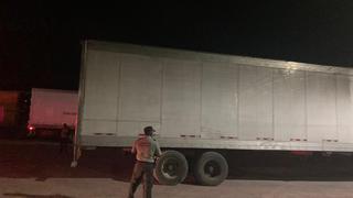 Hallan a 121 migrantes hacinados y abandonados en un camión en México