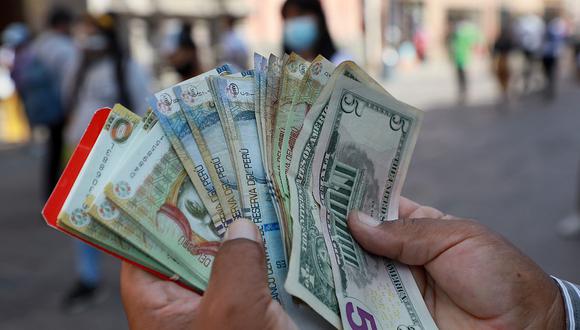 En el mercado paralelo o casas de cambio de Lima, el tipo de cambio se cotiza a S/ 3.890 la compra y S/ 3.945 la venta de cada billete verde. (Foto: Juan Ponce / GEC)