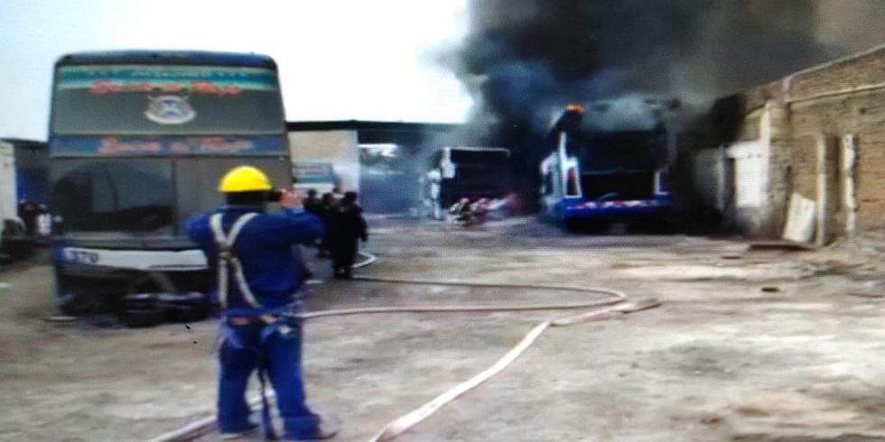 Cuatro ómnibus de la empresa Erick El Rojo arden en llamas (VIDEOS Y FOTOS) 