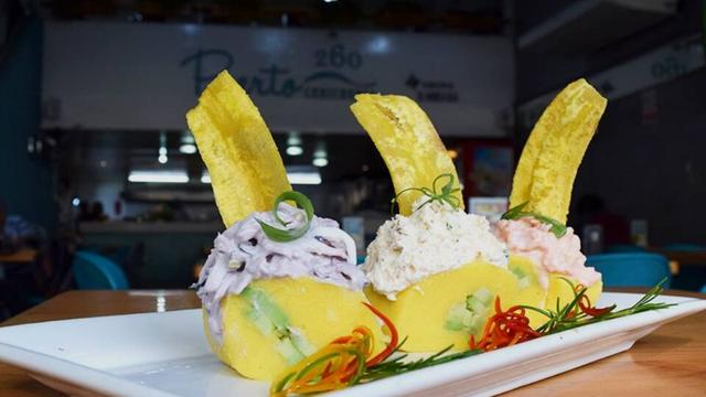 Puerto 260. La cevichería que está ubicada en pleno corazón del Centro de Lima. Presenta una trilogía de causas rellenas de: Pulpo al olivo, pulpa de cangrejo y langostinos. (Foto: Damero Restobar)