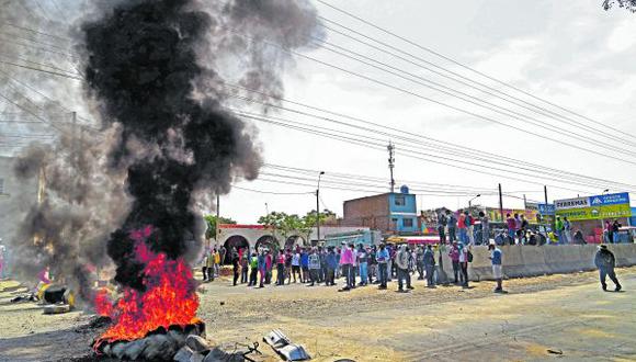 Manifestantes bloquean Panamericana Sur en Ica
