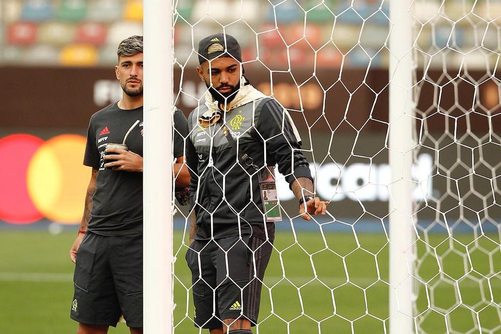 Postales para el recuerdo: obsequian camisetas de la 'U' a jugadores de Flamengo y River Plate