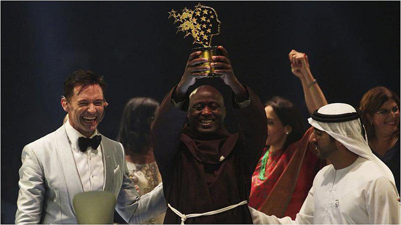 Maestro que dona el 80% de su sueldo fue elegido como mejor profesor del mundo 