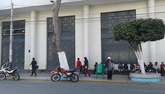 Chiclayo: Electores forman cola en Reniec para recoger sus DNI y acudir a votar (VIDEO)