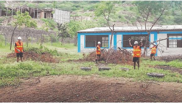 Erradican maleza y residuos sólidos en 33 instituciones educativas de Tumbes  