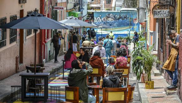 Los restaurantes funcionan al aire libre. (Foto: Juan BARRETO / AFP)
