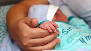 ¿Cómo afecta la enfermedad de cataratas en la visión de recién nacidos y jóvenes?