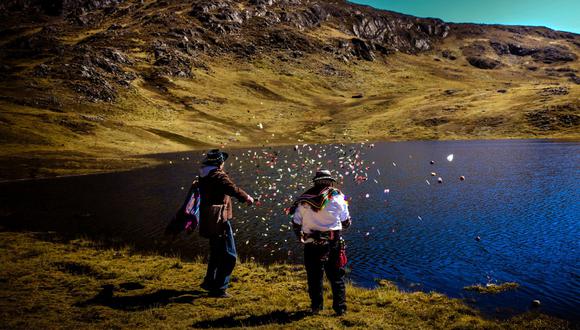 Se trata de un ritual ancestral presidido por las tradicionales layas andinos quienes también bendijeron las aguas cristalinas que brotan del sub suelo (acuíferos) en el centro Arqueológico de Wariwillka. | Foto: Cortesía.