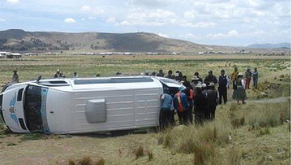 Combi de pasajeros se despista tras fuerte choque en la vía Jualica - Huancané,