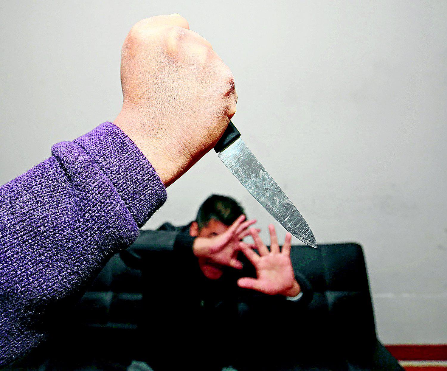 En medio de gresca por líos sentimentales acuchillan a dos menores 