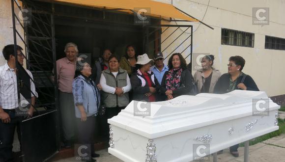 Con un ataúd dueños de funerarias protestan contra el SIS (VIDEO)