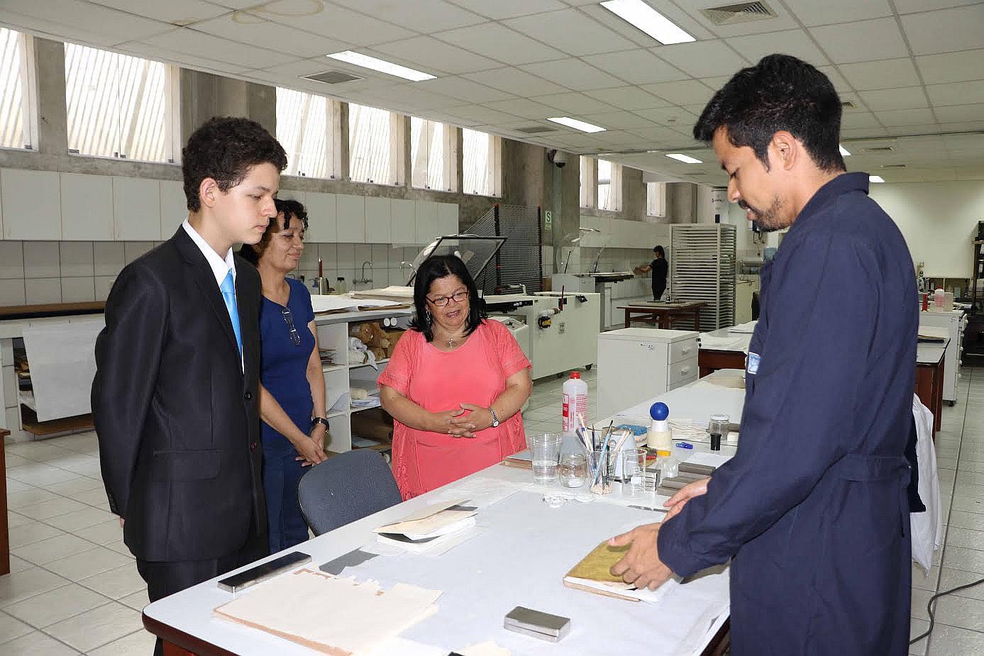 Escritor más joven del país recibió carnet de investigador de la BNP