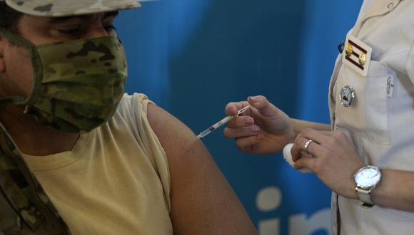 Las vacunas aprobadas por la OMS son las de Pfizer-BioNTech, Moderna, Johnson & Johnson, AstraZeneca, Sinovac y Sinopharm. (Foto: Juan MABROMATA / AFP)