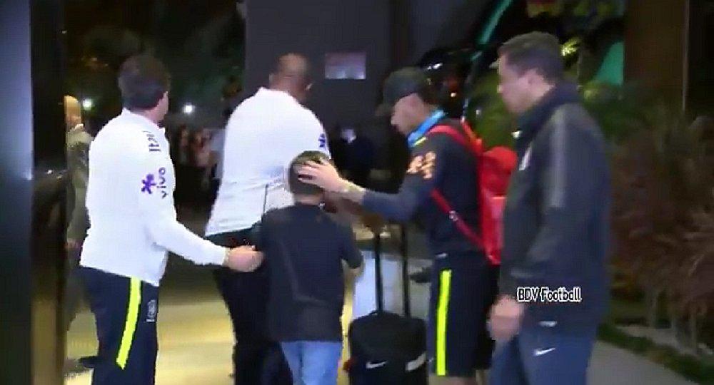 Neymar y su tierno gesto con un niño colombiano que remece la redes (VIDEO)