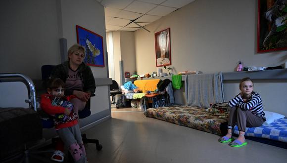 Niño pacientes del hospital infantil central de Kiev esperan con sus pertenencias antes de la evacuación de los pacientes y sus familias del hospital a Polonia y Alemania, el 5 de marzo de 2022. (Foto: Sergei SUPINSKY / AFP)