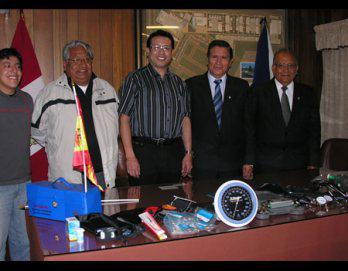 España dona  equipos a la UPLA