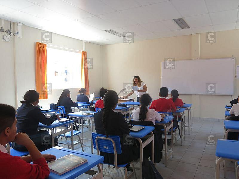 100% de docentes está descontento con sueldo