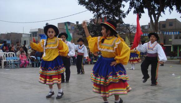 Festival de danzas peruanas en homenaje al Perú