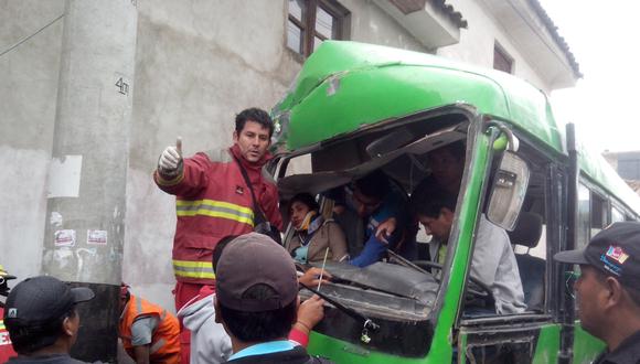 Bus choca contra un poste y pasajeros quedan heridos