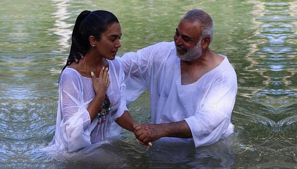 Vania Bludau es la tercera figura del espectáculo que se bautiza en el río Jordán (FOTOS)