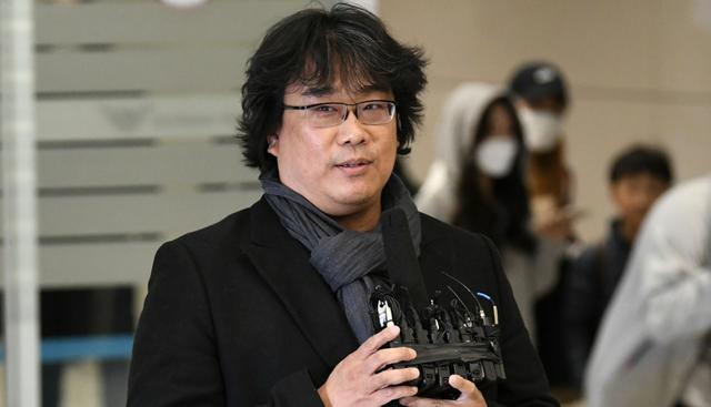 Bong Joon-ho llegó a Seúl y recibió calurosa bienvenida de sus fans  (Fotos: AFP)