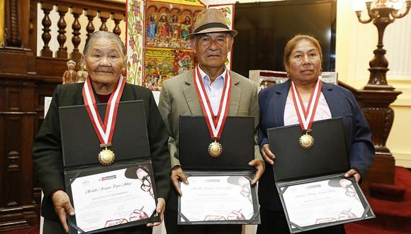 ​Artesanos de Cusco y Ayacucho son reconocidos por su trayectoria artística