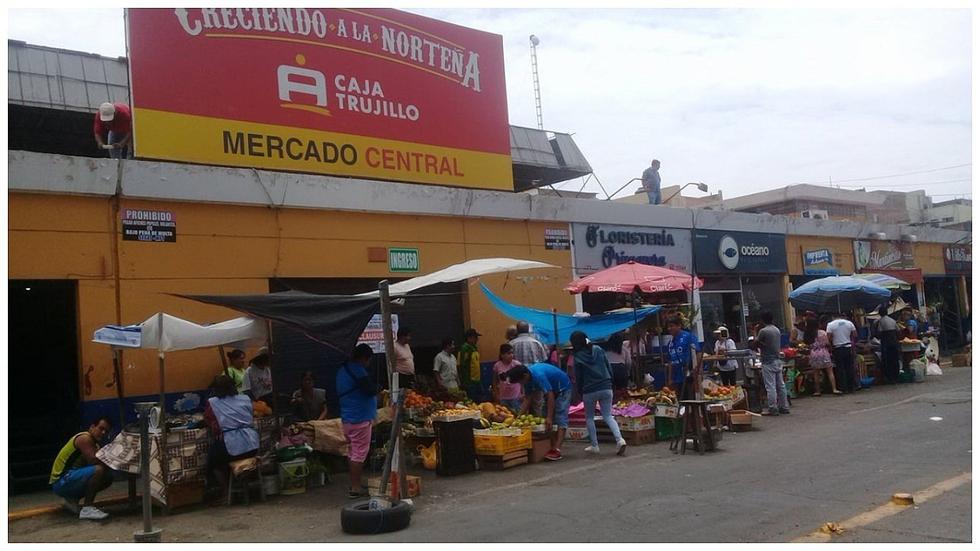 Comerciantes ofrecen sus productos en los exteriores del Mercado Central (VIDEO)