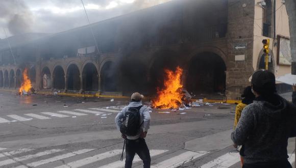Manifestantes queman sede del Poder Judicial y Telefónica en Ayacucho. (FOTO: Correo)