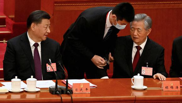 El presidente de China, Xi Jinping, observa cómo el expresidente Hu Jintao recibe ayuda para salir de la ceremonia de clausura del 20º Congreso del Partido Comunista de China en el Gran Salón del Pueblo en Beijing el 22 de octubre de 2022. (Foto de Noel Celis / AFP)