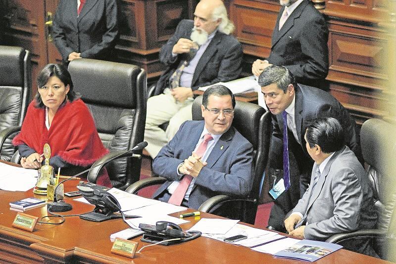 Congresistas reciben tarjeta con aguinaldo de S/.1500, fuera de sueldo y “grati”