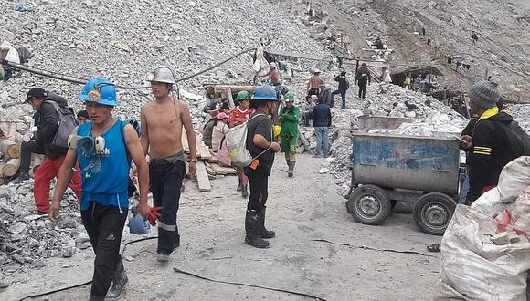 Mineros se enfrentan y tres personas resultan heridas