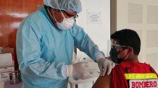 Vacunan a bomberos de Tacna contra la COVID-19