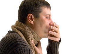 Coronavirus: ¿a cuántos metros puede llegar la saliva al estornudar o toser?