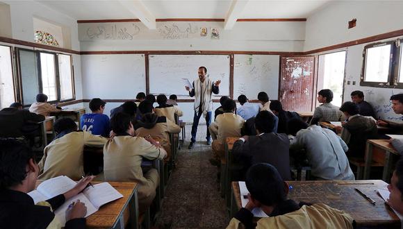 Un profesor de Yemen acondiciona su casa para que 700 niños reciban clases