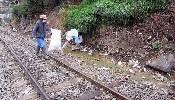 En campaña limpian tramo de la vía Cusco - Machu Picchu 